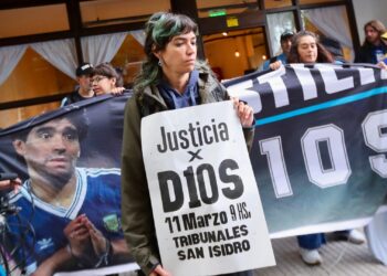 Fãs pedem justiça antes de julgamento sobre morte de Maradona.