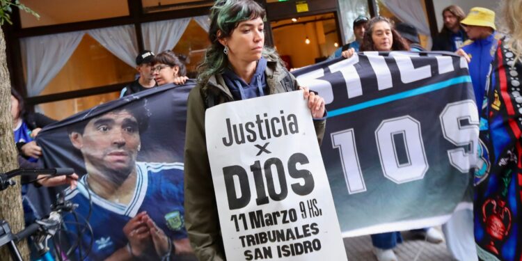 Fãs pedem justiça antes de julgamento sobre morte de Maradona.