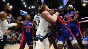 Briga em Wolves x Pistons pela NBA.