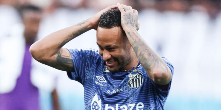 Neymar esteve no banco de reservas contra o Corinthians