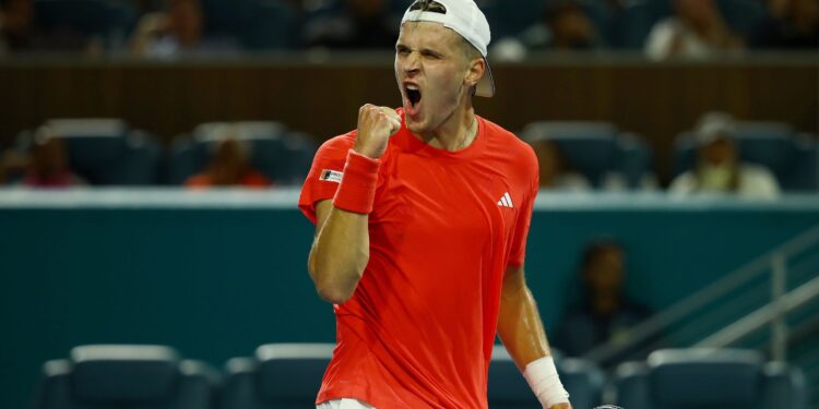 Jakub Mensik, algoz de Novak Djokovic no Miami Open.