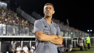 Pedro Caixinha, técnico do Santos.