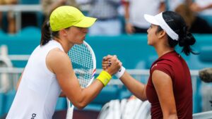 Iga Swiatek x Alexandra Eala no Miami Open.
