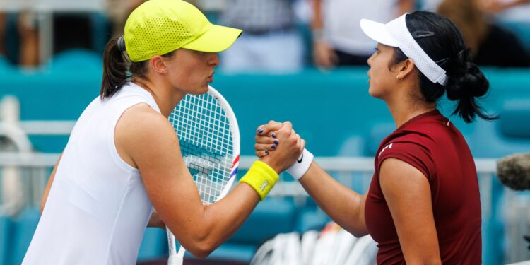 Iga Swiatek x Alexandra Eala no Miami Open.