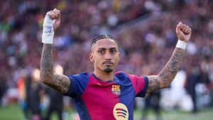 Raphinha, do Barcelona, comemora vitória sobre o Celta de Vigo