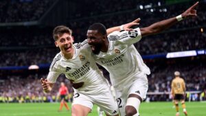 Antonio Rudiger e Arda Guller, do Real Madrid, comemoram gol marcado contra a Real Sociedad
