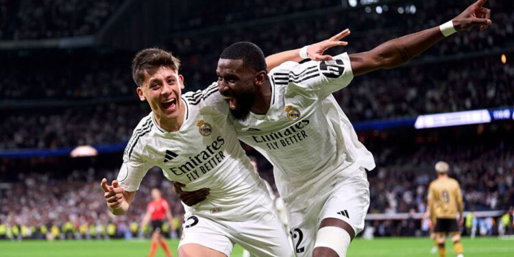 Antonio Rudiger e Arda Guller, do Real Madrid, comemoram gol marcado contra a Real Sociedad