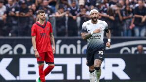 Memphis Depay, do Corinthians, comemora gol marcado contra o Sport