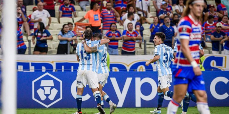 Jogadores do Racing comemoram gol marcado contra o Fortaleza