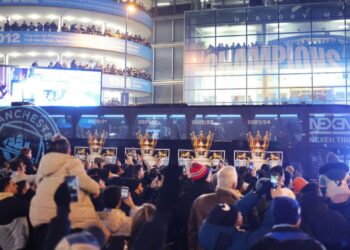Torcedores do Manchester City recebem ônibus do clube