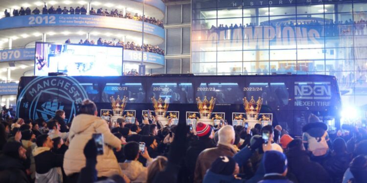 Torcedores do Manchester City recebem ônibus do clube