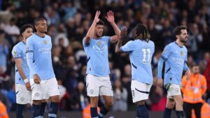 Jogadores do Manchester City comemoram gol marcado contra o Aston Villa
