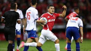 Bernabei, do Internacional, comemora gol marcado contra o Nacional-URU
