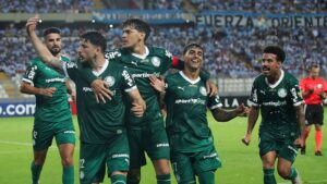 Jogadores do Palmeiras comemoram gol marcado contra o Sporting Cristal