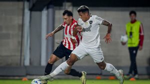 Lance de partida entre Estudiantes e Botafogo