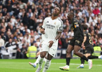 Vini Jr., do Real Madrid, lamenta pênalti perdido contra o Valencia