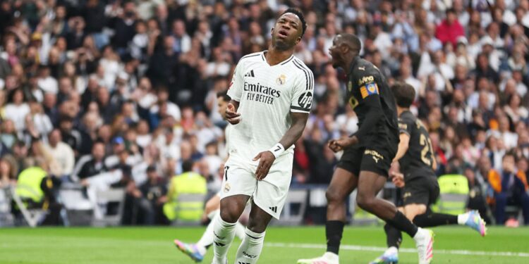 Vini Jr., do Real Madrid, lamenta pênalti perdido contra o Valencia