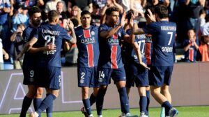 Jogadores do PSG comemoram gol marcado contra o Angers
