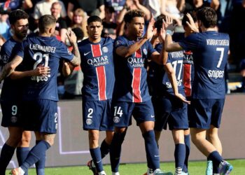 Jogadores do PSG comemoram gol marcado contra o Angers