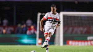 Luiz Gustavo, do São Paulo, durante partida contra o Sport