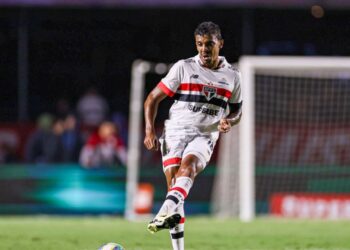 Luiz Gustavo, do São Paulo, durante partida contra o Sport