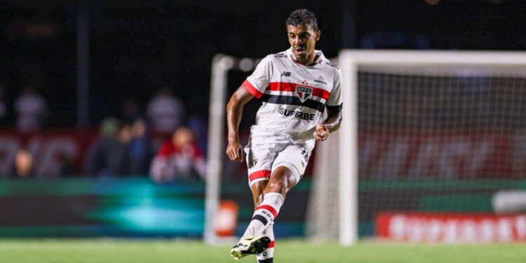 Luiz Gustavo, do São Paulo, durante partida contra o Sport