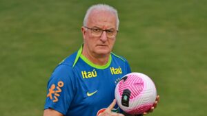 Dorival Jr., ex-treinador da Seleção Brasileira, durante treinamento