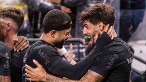 Memphis Depay e Yuri Alberto, do Corinthians, comemoram gol marcado contra o Vasco