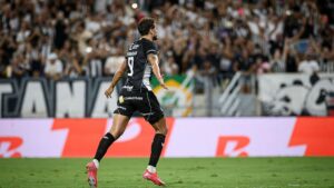 Pedro Raul, do Ceará, comemora gol marcado contra o Grêmio