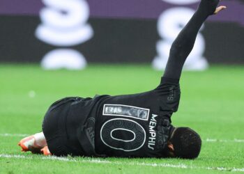 Memphis Depay, do Corinthians, cai no gramado com dores no tornozelo