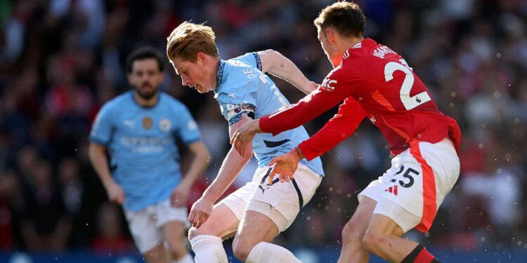 Lance de partida entre Manchester United e Manchester City