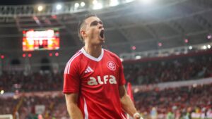 Rafael Borré, do Internacional, comemora gol marcado contra o Cruzeiro