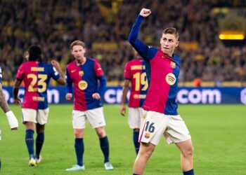 Fermín López, do Barcelona, comemora gol marcado contra o Borussia Dortmund
