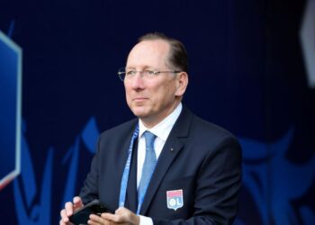 John Textor, dono do Lyon, antes de partida contra o PSG