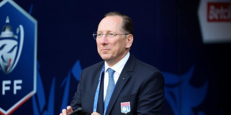 John Textor, dono do Lyon, antes de partida contra o PSG