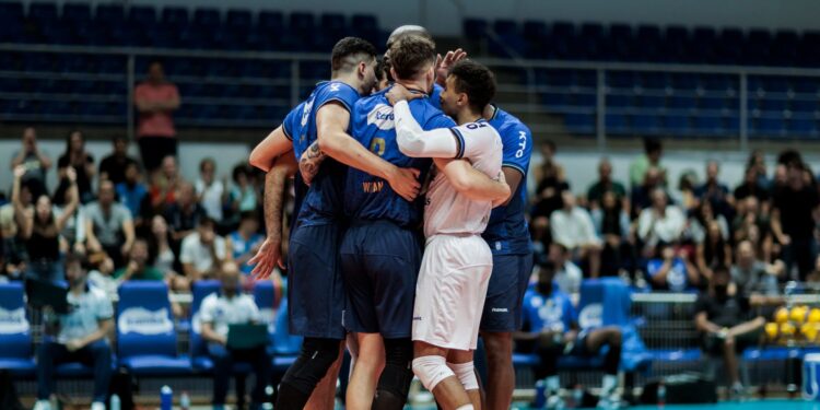 Lance de partida entre Minas Tênis Clube e Suzano
