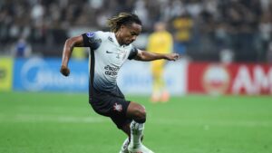 André Carrillo, do Corinthians, durante partida contra o Huracán