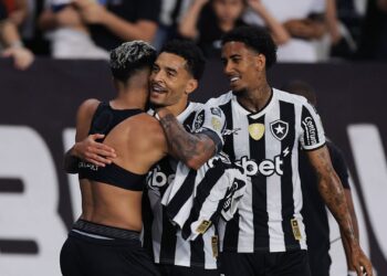 Jogadores do Botafogo se abraçam e comemoram gol marcado contra o Botafogo