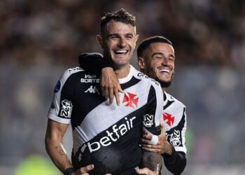 Pablo Vegetti, do Vasco, comemora gol marcado contra o Puerto Cabello
