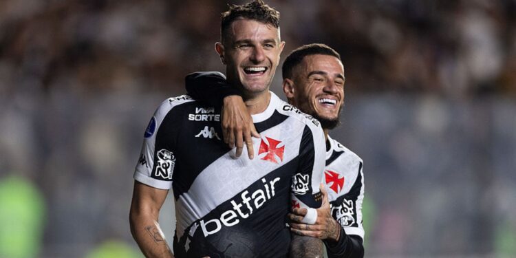 Pablo Vegetti, do Vasco, comemora gol marcado contra o Puerto Cabello