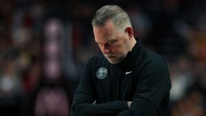 Michael Malone, técnico do Denver Nuggets, durante partida contra o Portland Trail Blazers