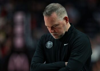 Michael Malone, técnico do Denver Nuggets, durante partida contra o Portland Trail Blazers