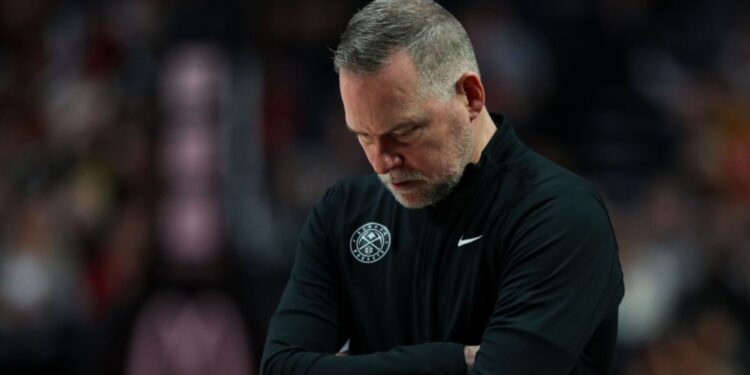 Michael Malone, técnico do Denver Nuggets, durante partida contra o Portland Trail Blazers