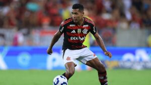 Alex Sandro, do Flamengo, durante partida contra o Internacional