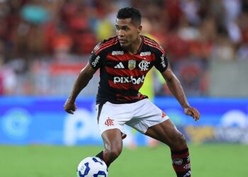 Alex Sandro, do Flamengo, durante partida contra o Internacional