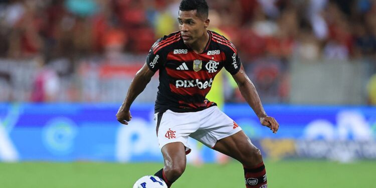 Alex Sandro, do Flamengo, durante partida contra o Internacional