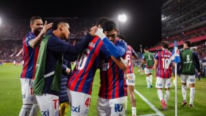 Jogadores do Bahia comemoram gol marcado contra o Nacional