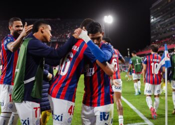 Jogadores do Bahia comemoram gol marcado contra o Nacional