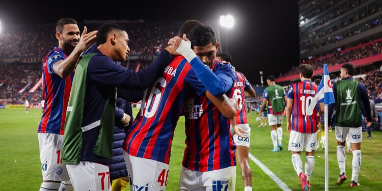 Jogadores do Bahia comemoram gol marcado contra o Nacional