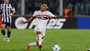 Alisson, do São Paulo, durante partida contra o Talleres